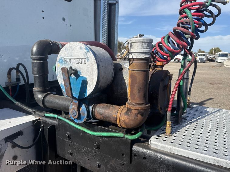 image for item EG1745 2007 International 9900i semi truck