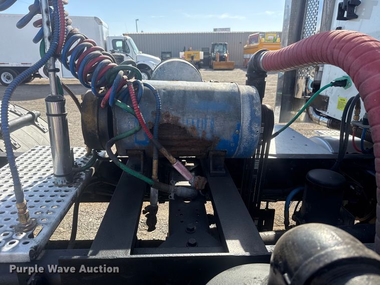 image for item EG1745 2007 International 9900i semi truck