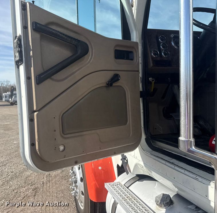 image for item EG1745 2007 International 9900i semi truck