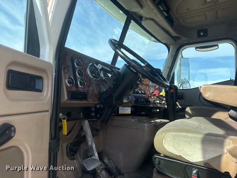 image for item EG1745 2007 International 9900i semi truck