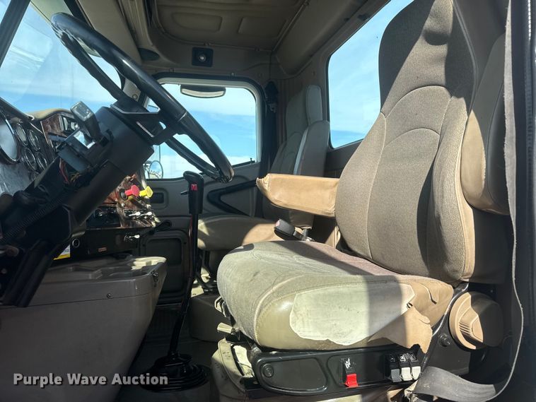 image for item EG1745 2007 International 9900i semi truck