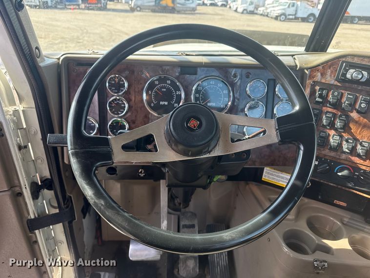 image for item EG1745 2007 International 9900i semi truck