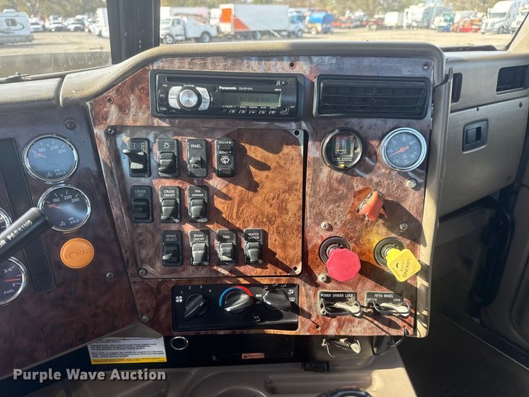 image for item EG1745 2007 International 9900i semi truck