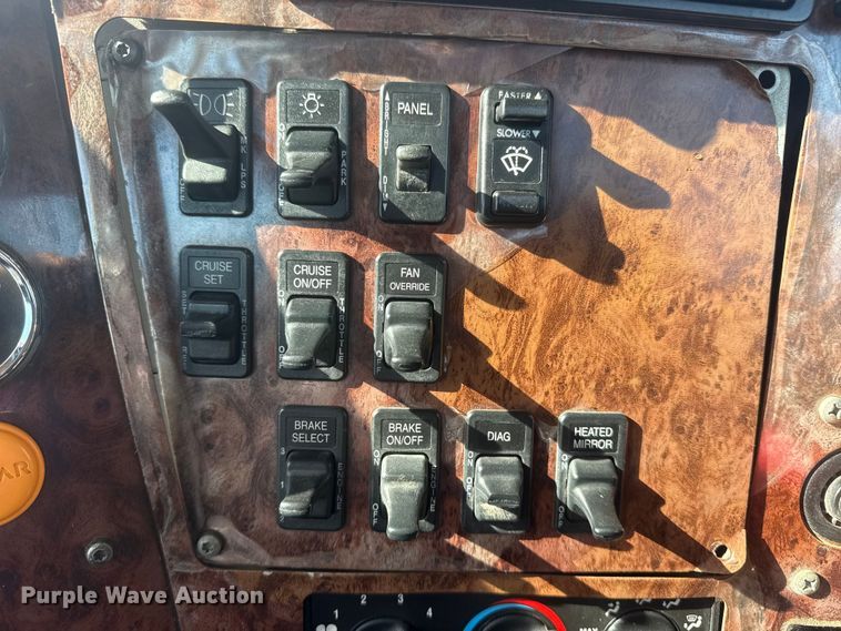 image for item EG1745 2007 International 9900i semi truck