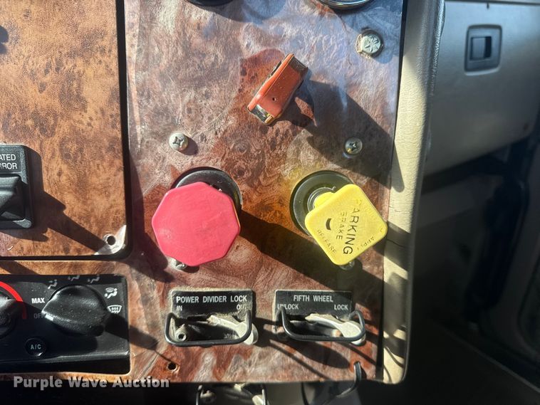 image for item EG1745 2007 International 9900i semi truck