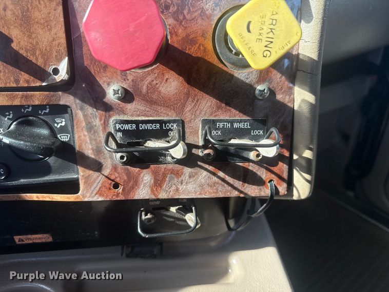 image for item EG1745 2007 International 9900i semi truck