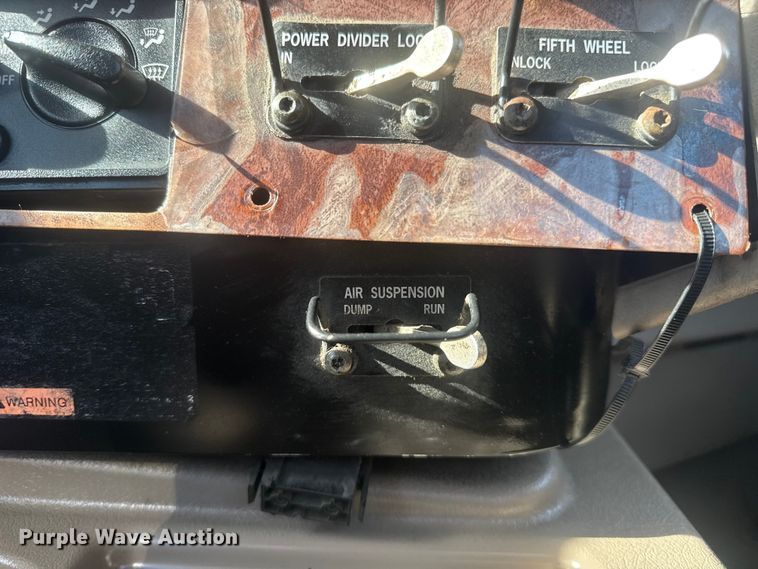 image for item EG1745 2007 International 9900i semi truck