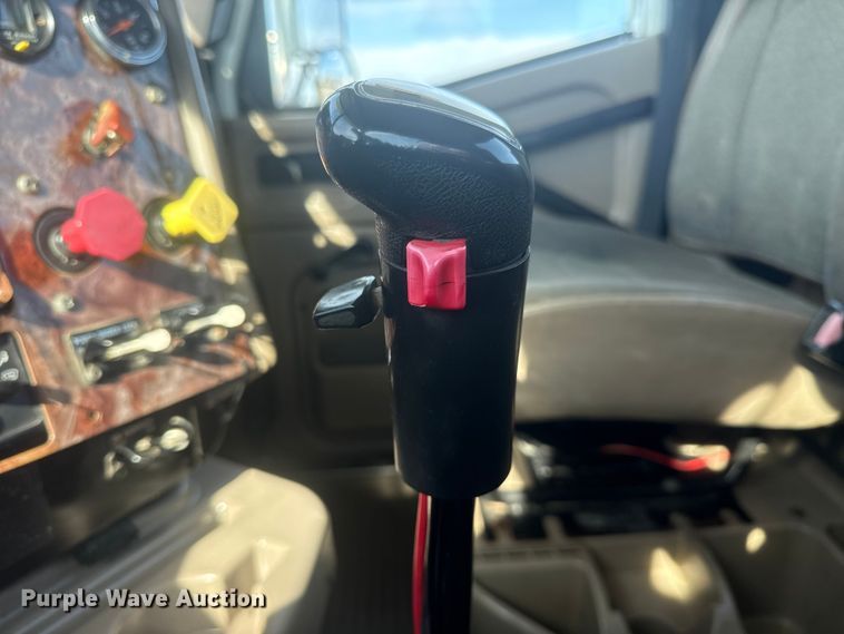 image for item EG1745 2007 International 9900i semi truck