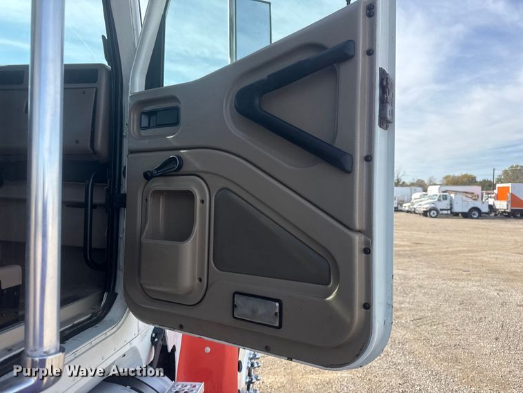 image for item EG1745 2007 International 9900i semi truck