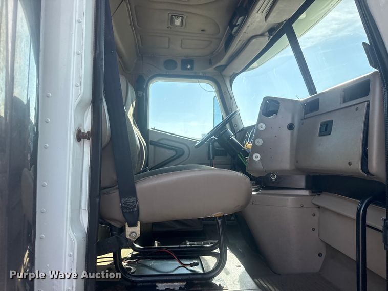 image for item EG1745 2007 International 9900i semi truck