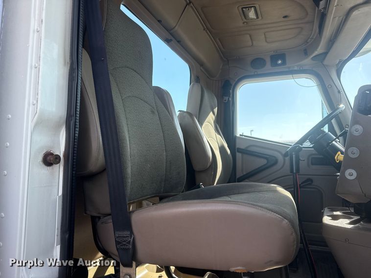 image for item EG1745 2007 International 9900i semi truck