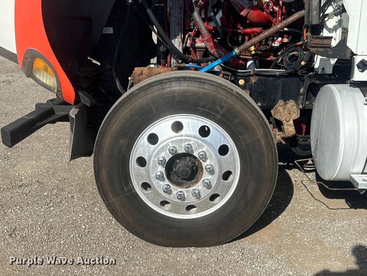 image for item EG1745 2007 International 9900i semi truck