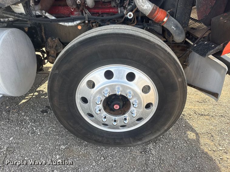 image for item EG1745 2007 International 9900i semi truck