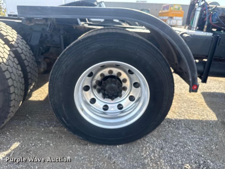 image for item EG1745 2007 International 9900i semi truck