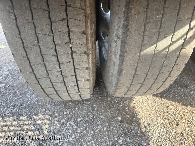 image for item EG1745 2007 International 9900i semi truck