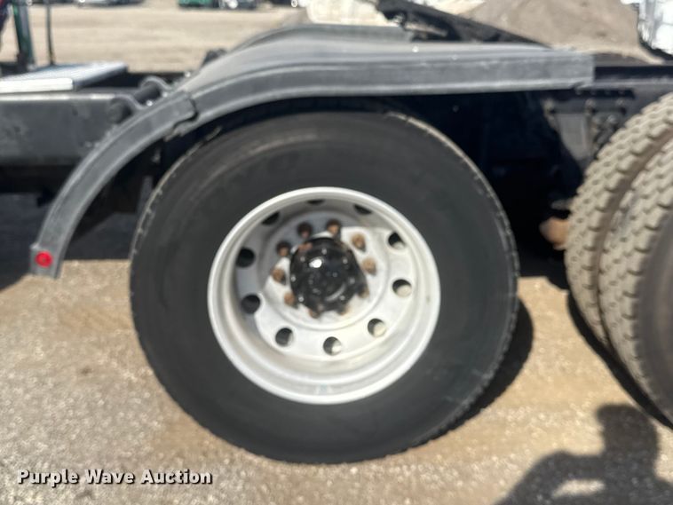 image for item EG1745 2007 International 9900i semi truck