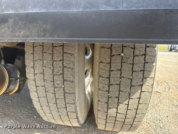 image for item EG1745 2007 International 9900i semi truck