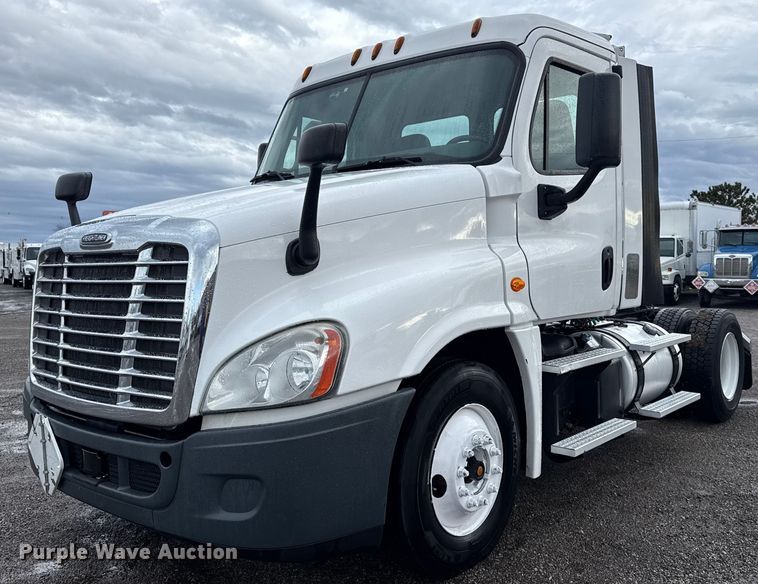 image for item EG1944 2014 Freightliner Cascadia 125 semi truck