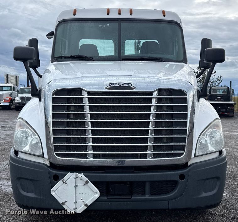 image for item EG1944 2014 Freightliner Cascadia 125 semi truck