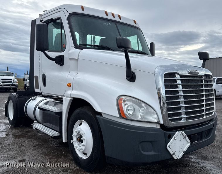 image for item EG1944 2014 Freightliner Cascadia 125 semi truck