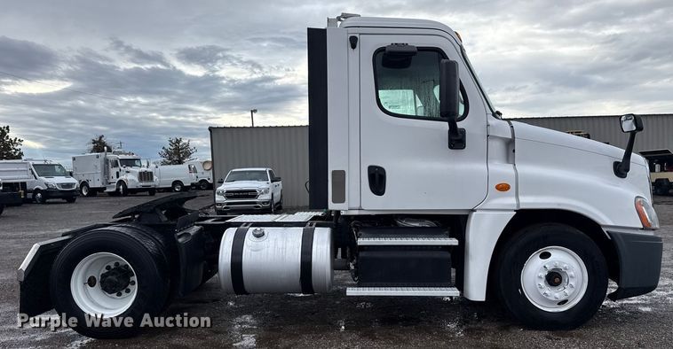 image for item EG1944 2014 Freightliner Cascadia 125 semi truck