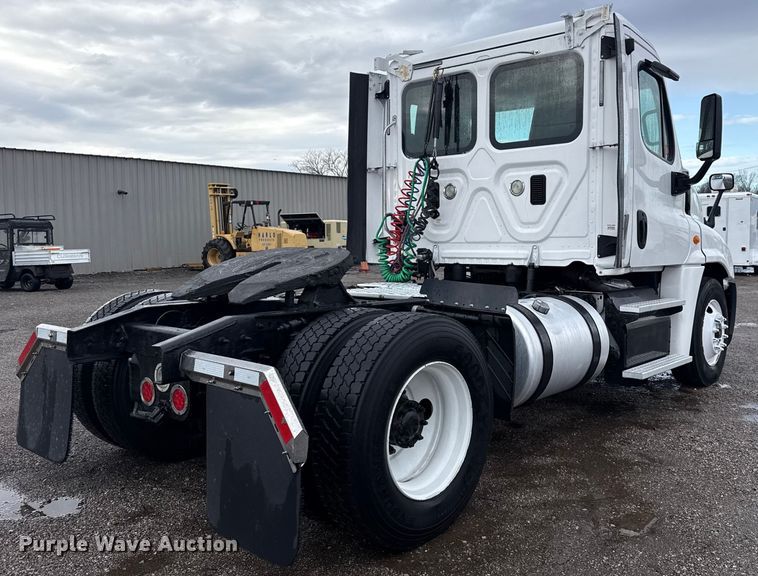 image for item EG1944 2014 Freightliner Cascadia 125 semi truck