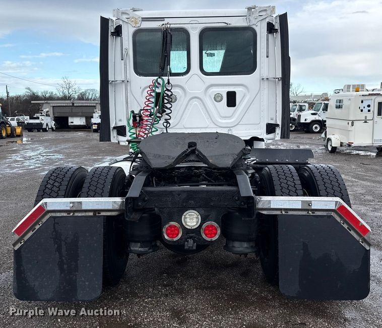 image for item EG1944 2014 Freightliner Cascadia 125 semi truck