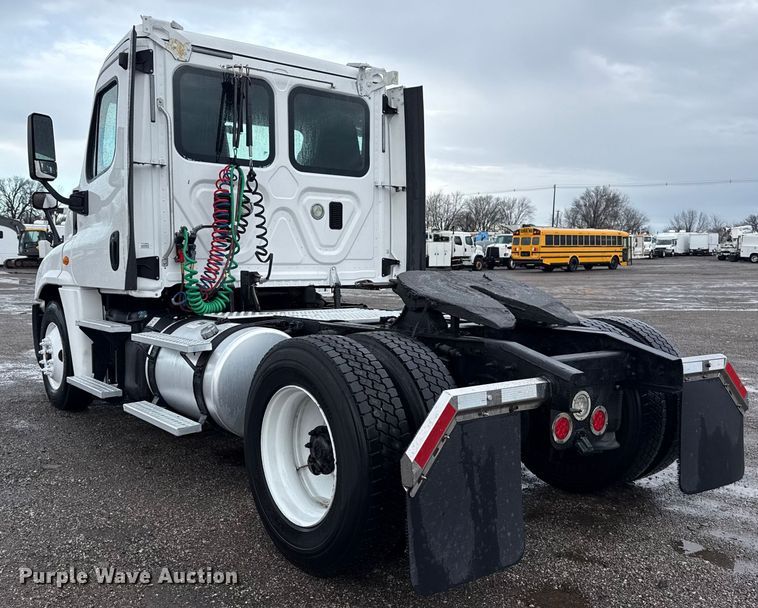 image for item EG1944 2014 Freightliner Cascadia 125 semi truck