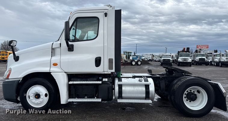 image for item EG1944 2014 Freightliner Cascadia 125 semi truck