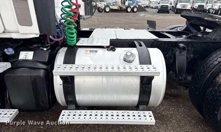 image for item EG1944 2014 Freightliner Cascadia 125 semi truck