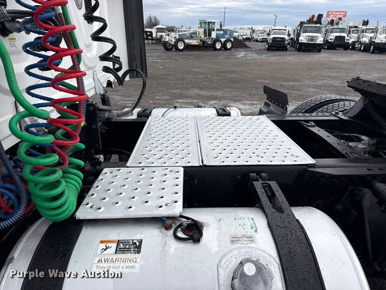 image for item EG1944 2014 Freightliner Cascadia 125 semi truck