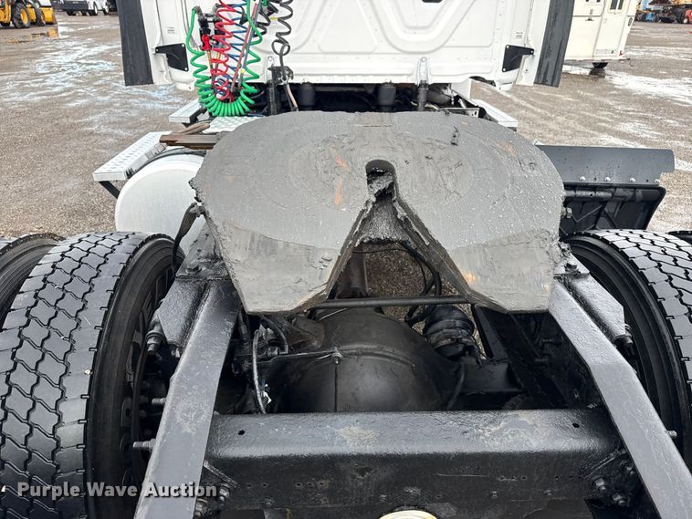 image for item EG1944 2014 Freightliner Cascadia 125 semi truck