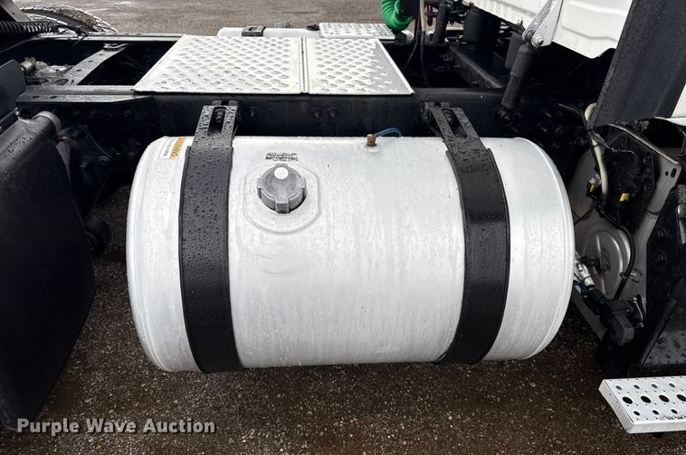 image for item EG1944 2014 Freightliner Cascadia 125 semi truck