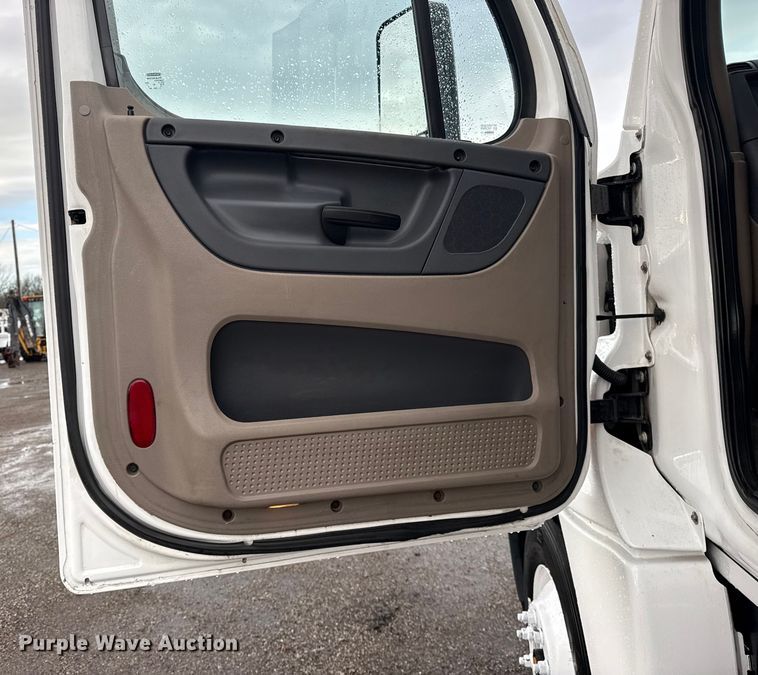 image for item EG1944 2014 Freightliner Cascadia 125 semi truck