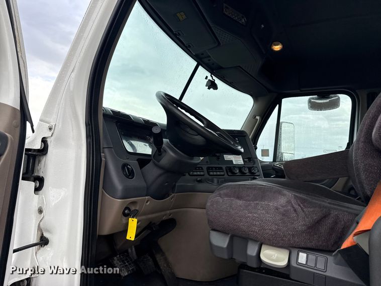 image for item EG1944 2014 Freightliner Cascadia 125 semi truck