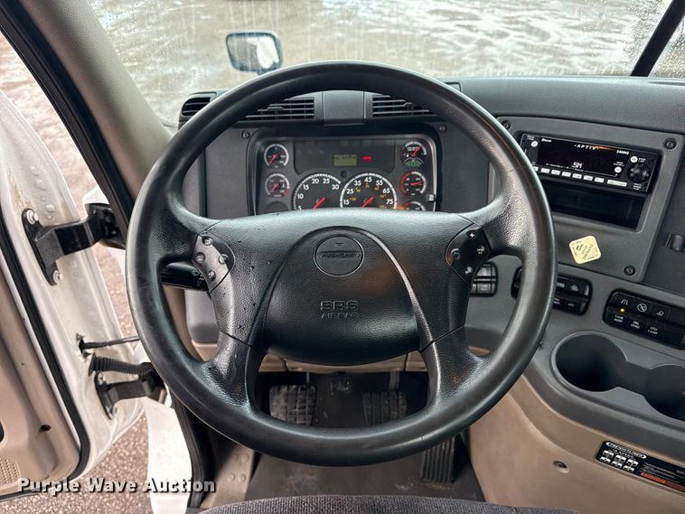 image for item EG1944 2014 Freightliner Cascadia 125 semi truck