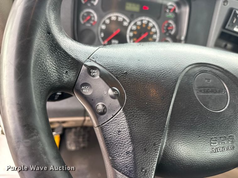 image for item EG1944 2014 Freightliner Cascadia 125 semi truck