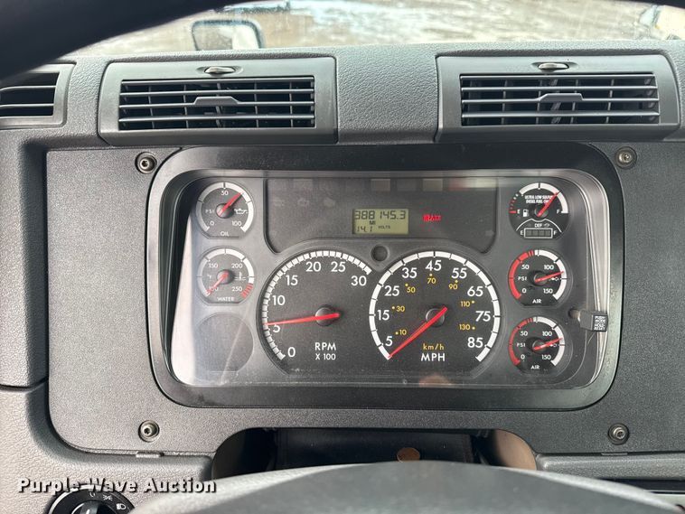 image for item EG1944 2014 Freightliner Cascadia 125 semi truck