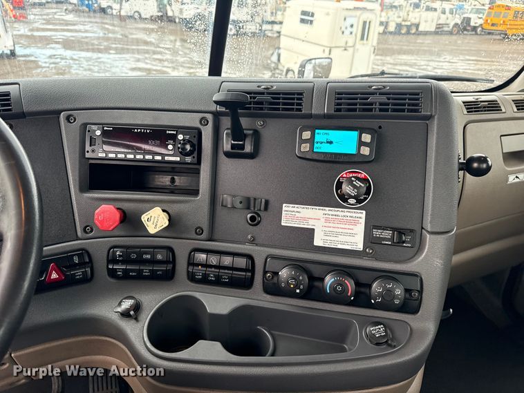 image for item EG1944 2014 Freightliner Cascadia 125 semi truck