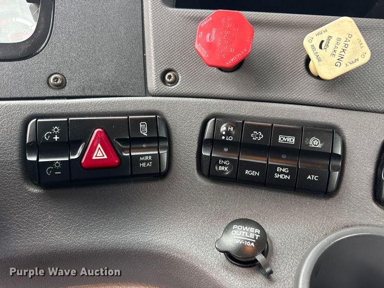 image for item EG1944 2014 Freightliner Cascadia 125 semi truck