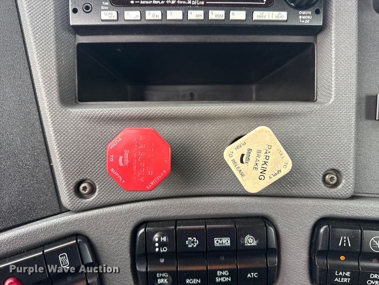 image for item EG1944 2014 Freightliner Cascadia 125 semi truck