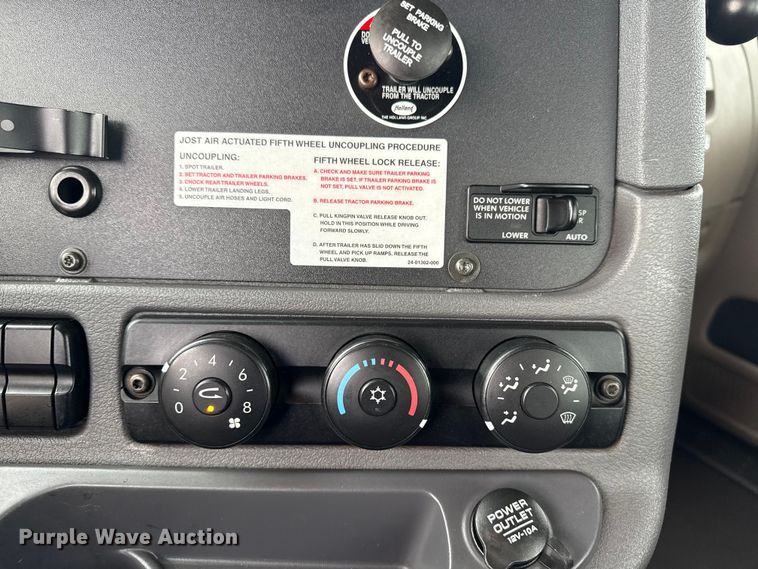 image for item EG1944 2014 Freightliner Cascadia 125 semi truck