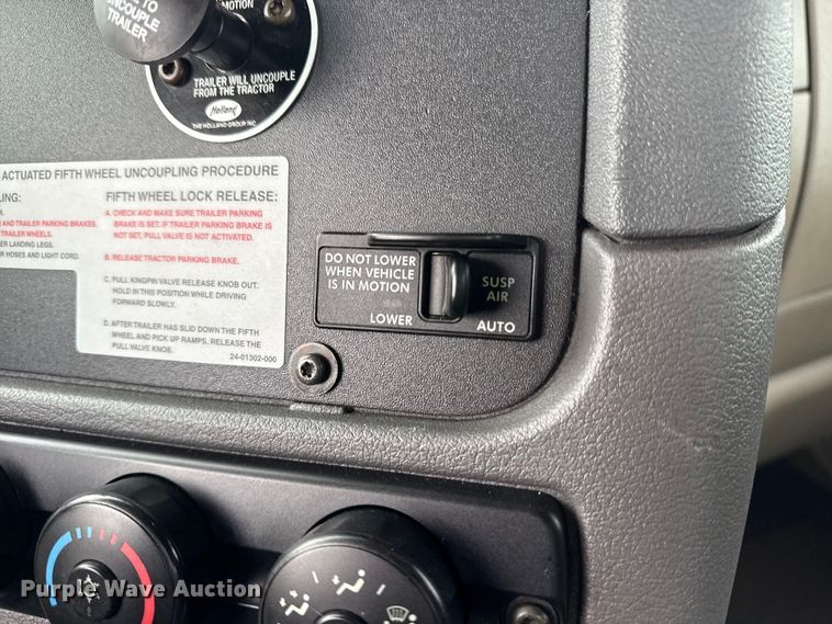 image for item EG1944 2014 Freightliner Cascadia 125 semi truck