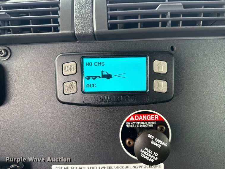 image for item EG1944 2014 Freightliner Cascadia 125 semi truck