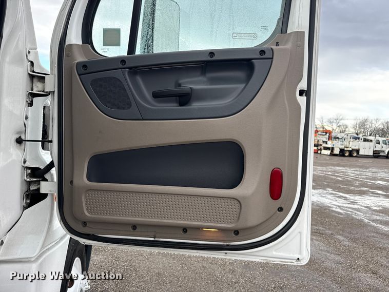 image for item EG1944 2014 Freightliner Cascadia 125 semi truck