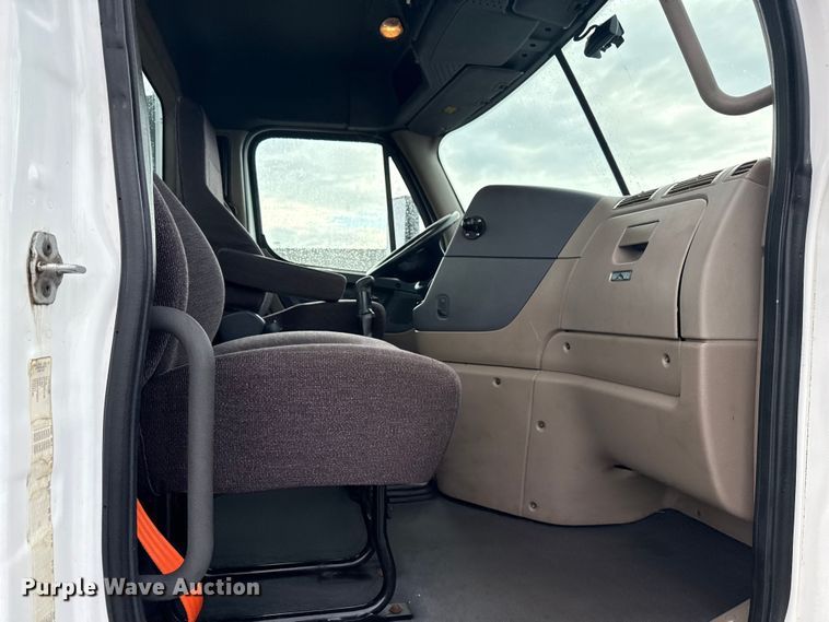 image for item EG1944 2014 Freightliner Cascadia 125 semi truck