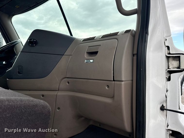 image for item EG1944 2014 Freightliner Cascadia 125 semi truck