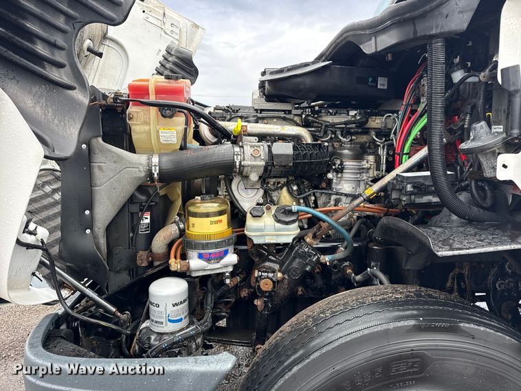 image for item EG1944 2014 Freightliner Cascadia 125 semi truck