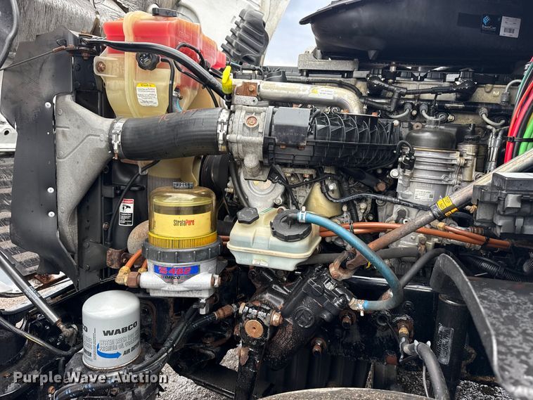 image for item EG1944 2014 Freightliner Cascadia 125 semi truck