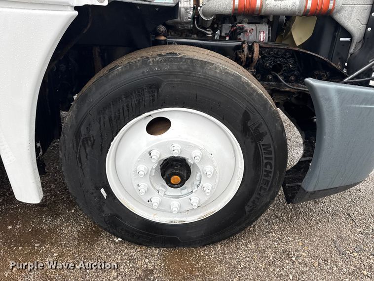 image for item EG1944 2014 Freightliner Cascadia 125 semi truck